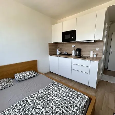 Comfy Studio In 5 Apartment